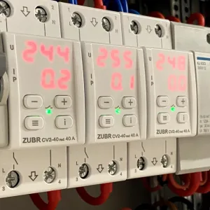 Реле напруги ZUBR CV2-40 red з контролем струму (40 А, 9 200 ВА) (4820120222160)
